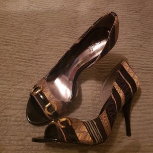 Carlos Santana Roulette Pumps
